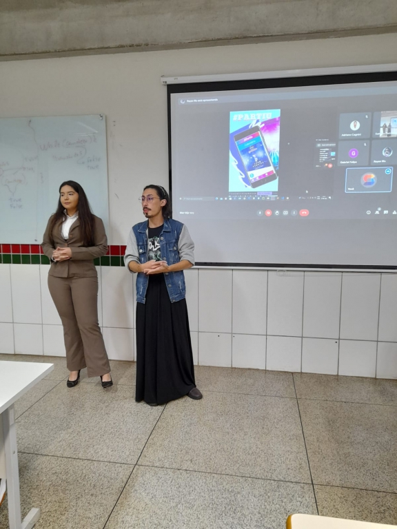 ALUNOS DO PROJETO APRENDER E CRESCER 2022 APRESENTAM TRABALHOS DE CONCLUSÃO DE CURSO EM QUEDAS DO IGUAÇU.