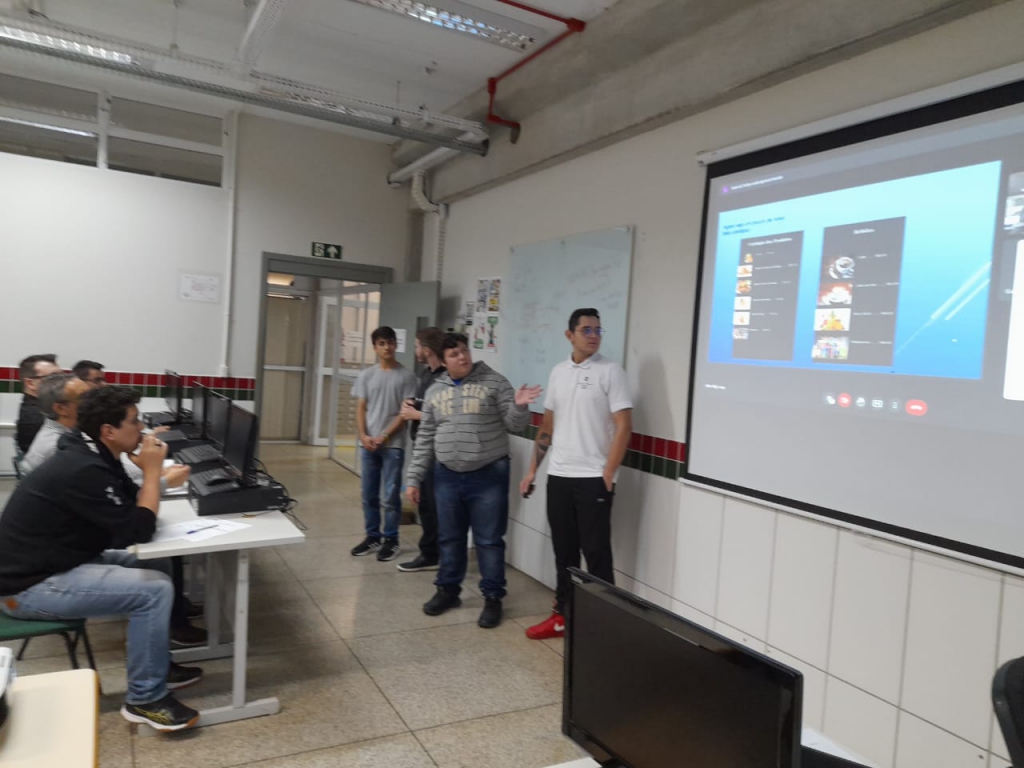 ALUNOS DO PROJETO APRENDER E CRESCER 2022 APRESENTAM TRABALHOS DE CONCLUSÃO DE CURSO EM QUEDAS DO IGUAÇU.