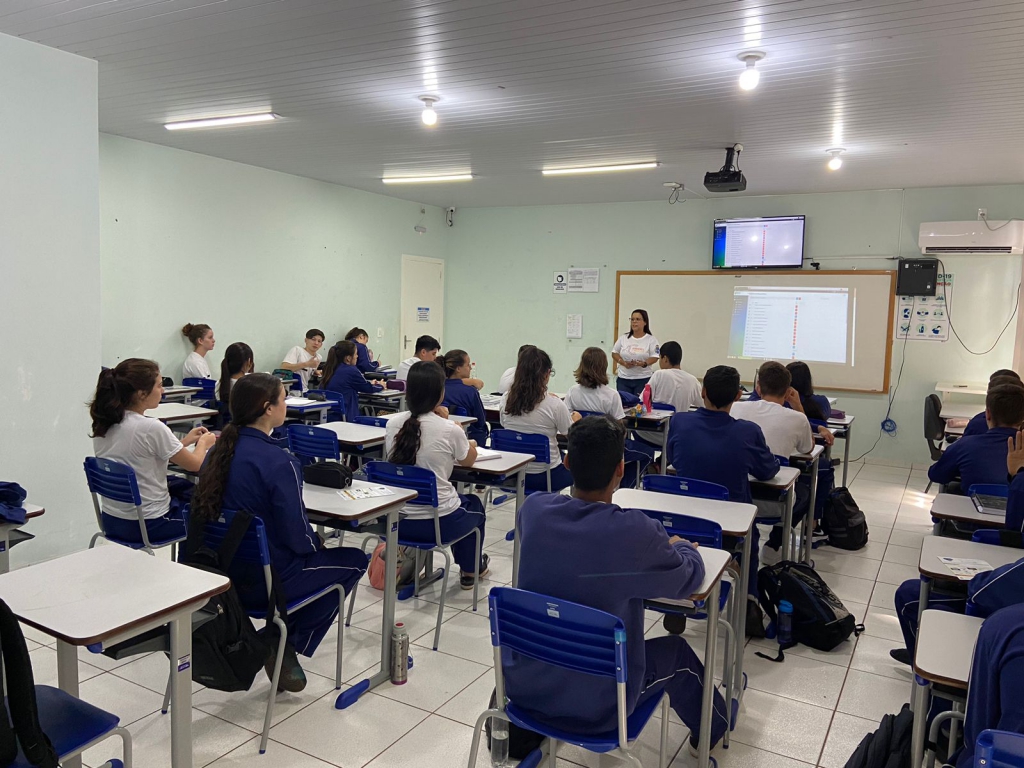 Visitas nos colégios divulgar o Aprender e Crescer