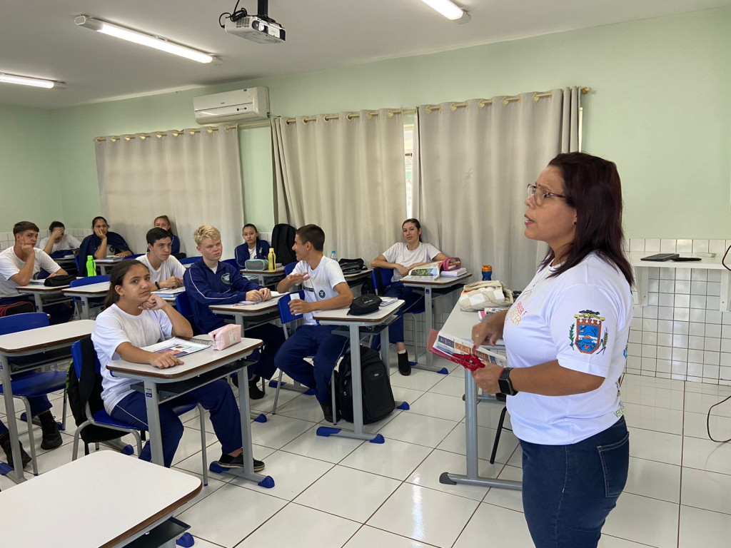 Visitas nos colégios divulgar o Aprender e Crescer
