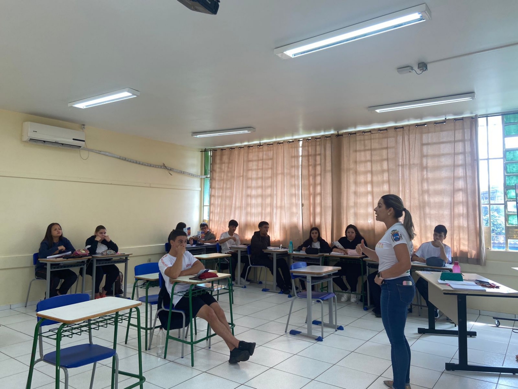 Visitas nos colégios divulgar o Aprender e Crescer