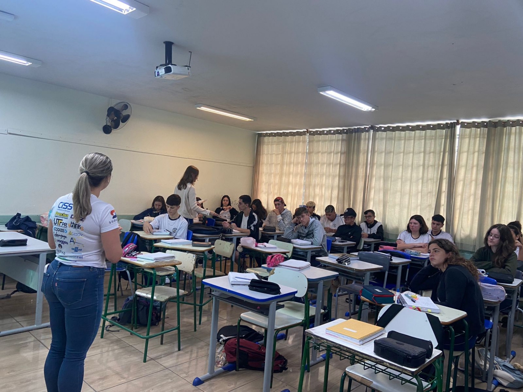 Visitas nos colégios divulgar o Aprender e Crescer