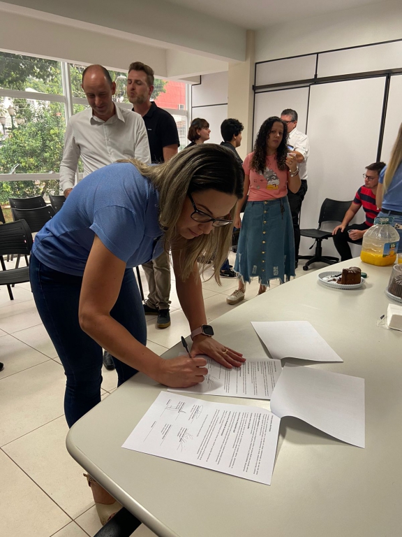 Assinatura contrato parceria Rotary Clube de Dois Vizinhos e Sudotec