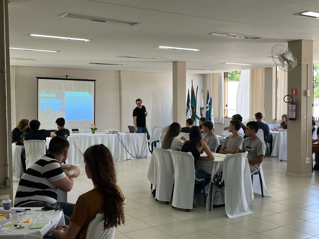 Alunos do Aprender e Crescer participam do Garage Sprint programa de Geração de Negócios Inavodores do Sebrae