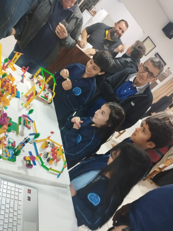 ALUNOS DE ROBÓTICA FAZEM APRESENTAÇÃO NO ROTARY