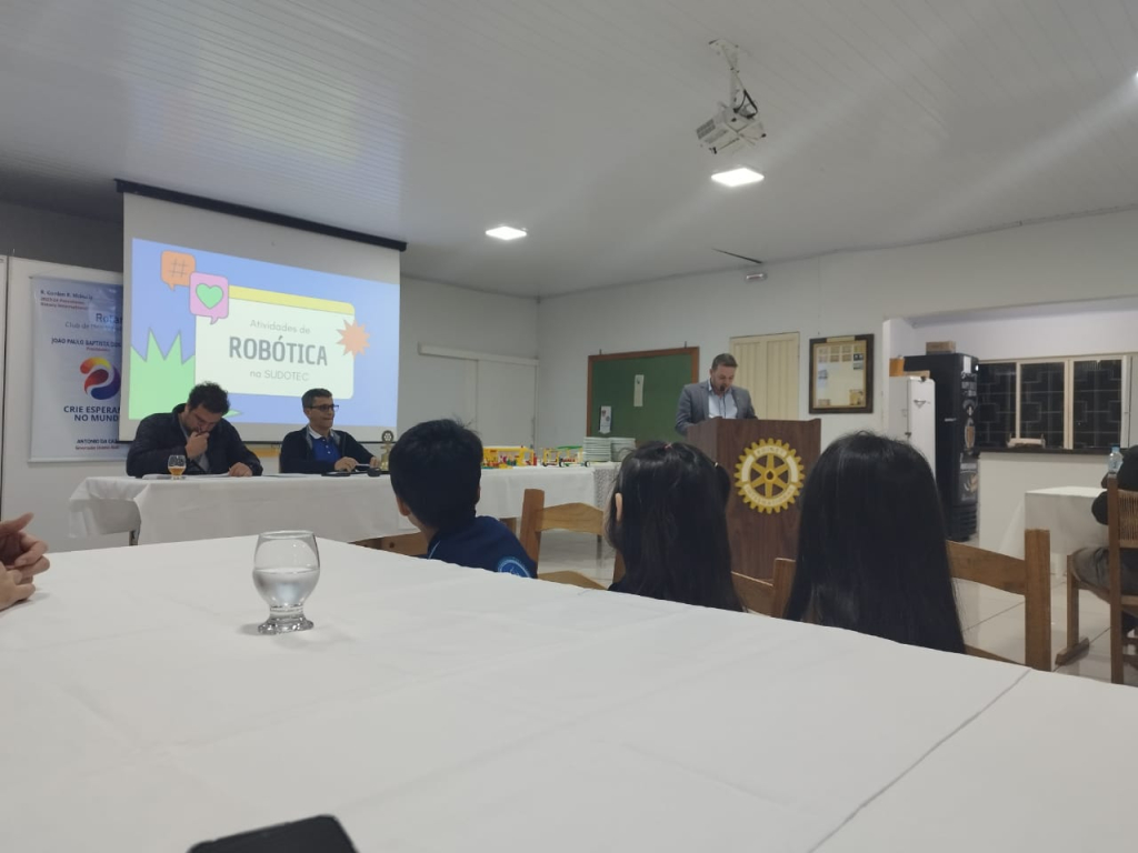 ALUNOS DE ROBÓTICA FAZEM APRESENTAÇÃO NO ROTARY
