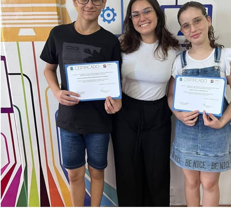 Entrega dos certificados de conclusão para cada turma