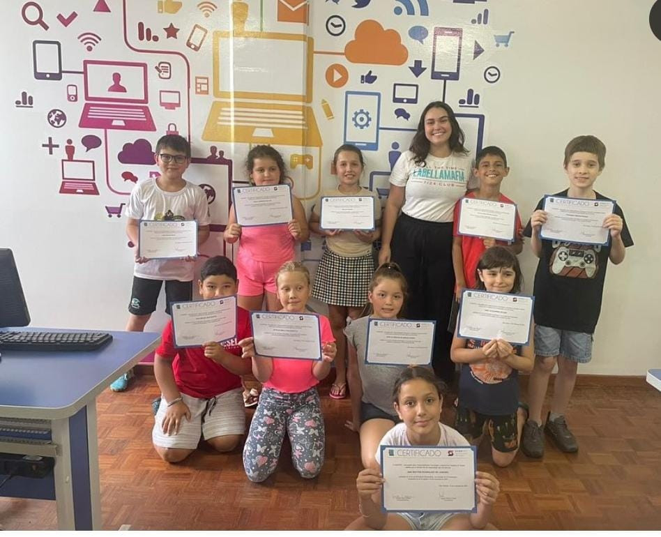 Entrega dos certificados de conclusão para cada turma