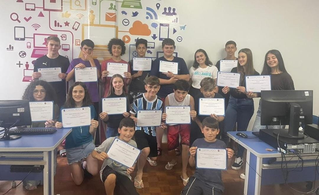 Entrega dos certificados de conclusão para cada turma