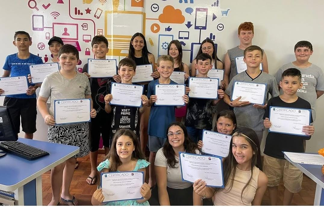 Entrega dos certificados de conclusão para cada turma