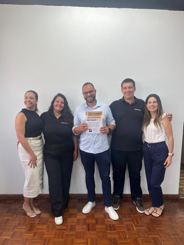 Sudotec entrega troféu para empresa incubada destaque 2024: Ê-Sistemas!